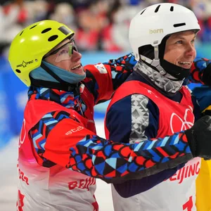 Oleksandr Abramenko und Ilja Burov umarmen sich bei Olympia-Siegerehrung