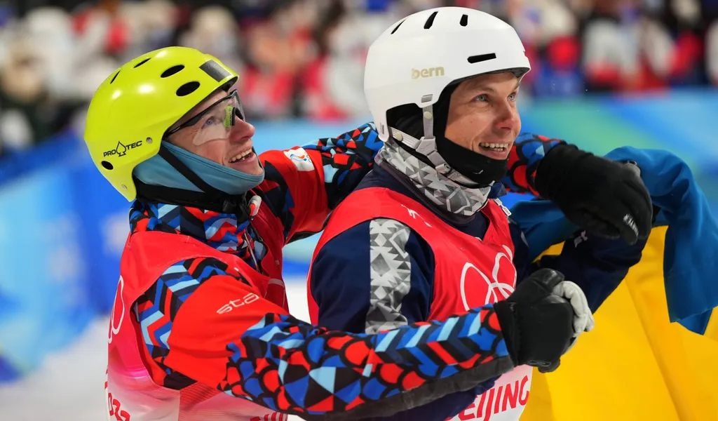 Oleksandr Abramenko und Ilja Burov umarmen sich bei Olympia-Siegerehrung