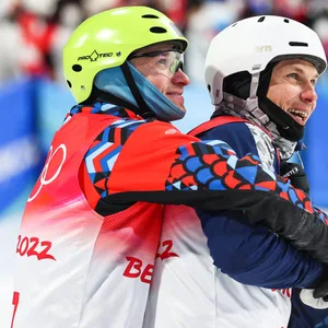 Dieses Bild sorgte für Empörung: Der ukrainische Freestyler Alexander Abramenko (rechts) in Umarmung mit dem Russen Ilja Burow.