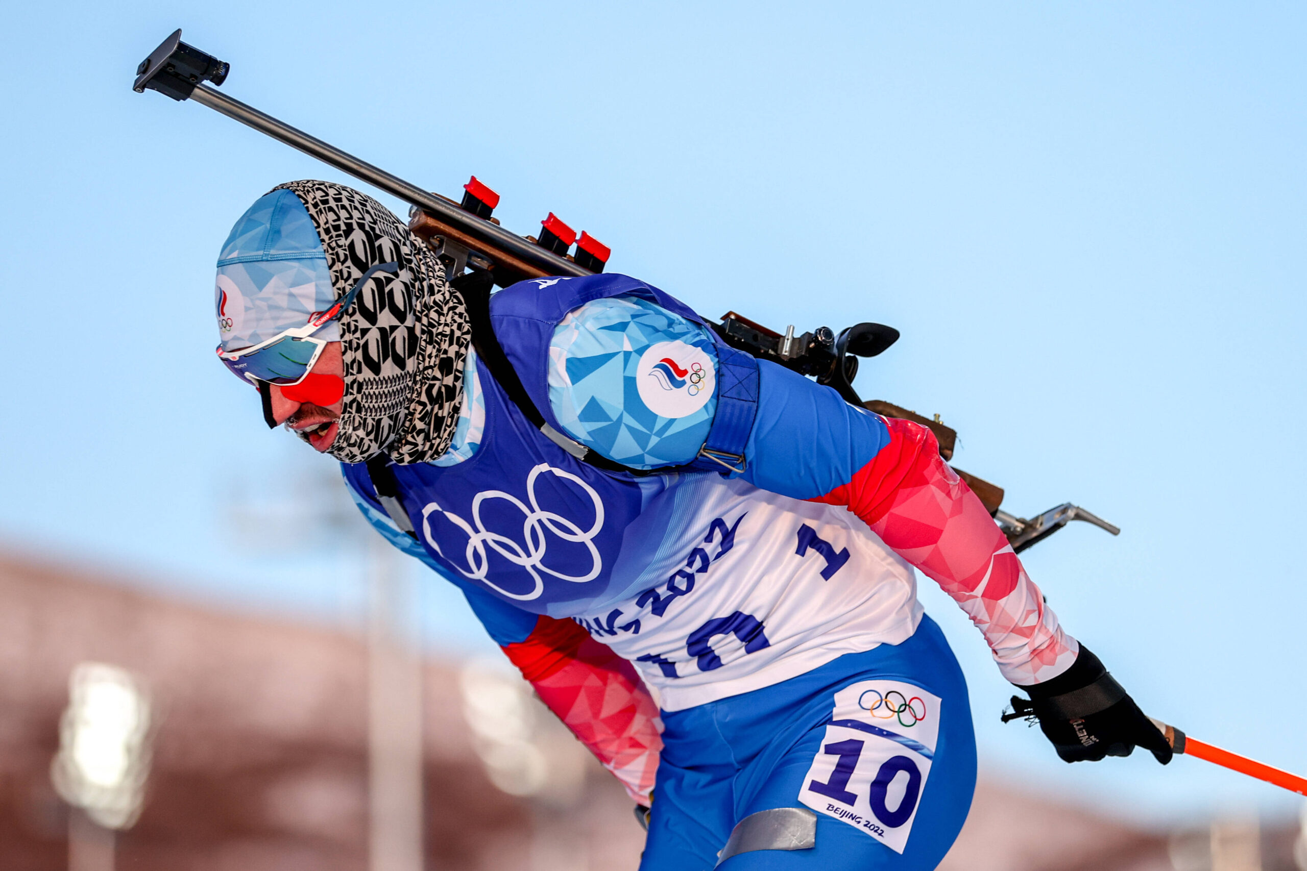 Der russische Biathlet Alexander Loginov bei den Olympischen Spielen 2022