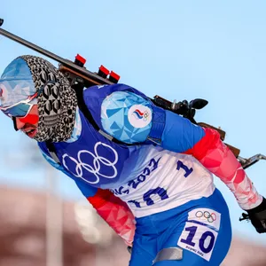 Der russische Biathlet Alexander Loginov bei den Olympischen Spielen 2022