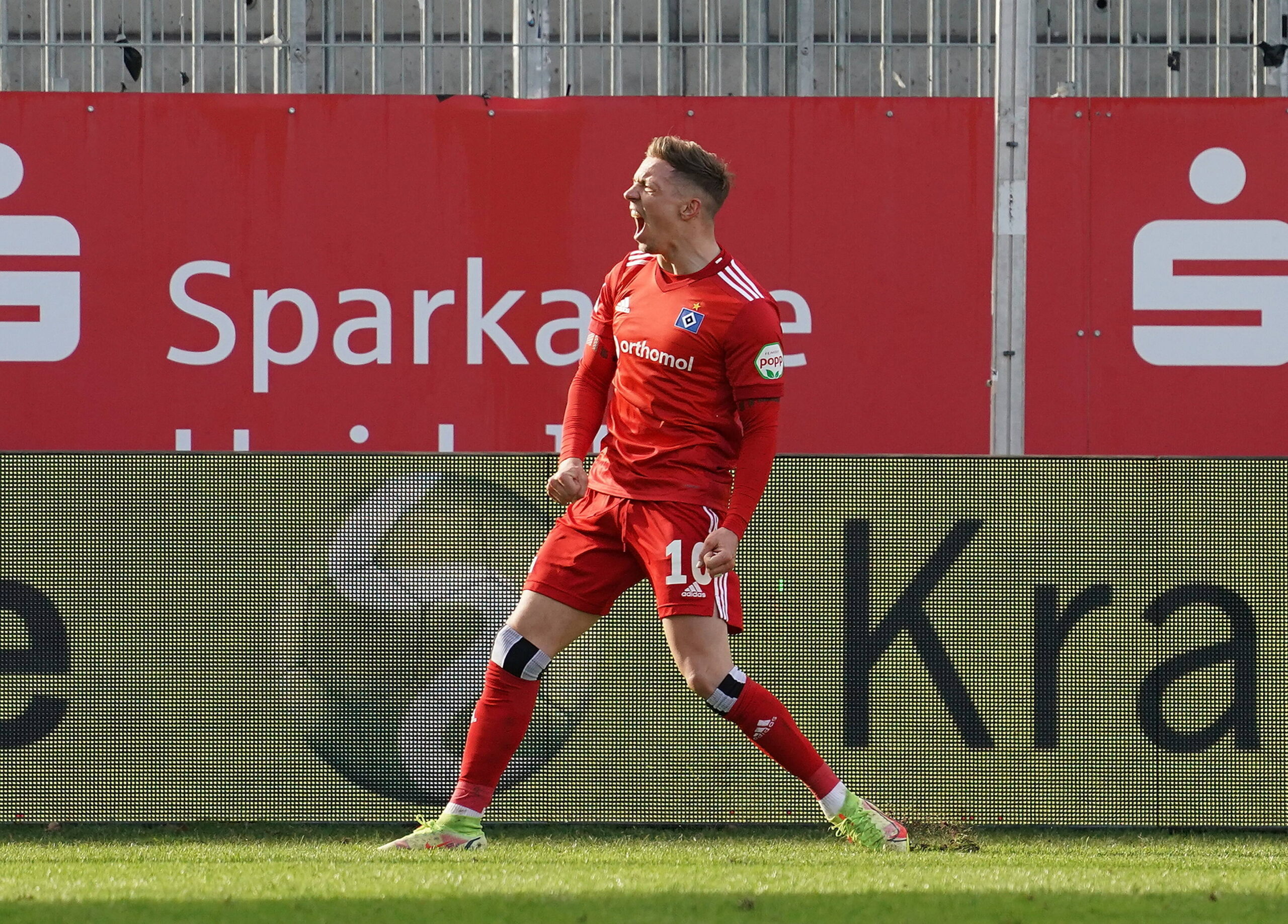 Sonny Kittel freut sich über sein Tor zum 1:1 in Sandhausen.