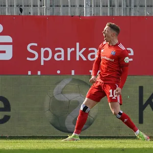 Sonny Kittel freut sich über sein Tor zum 1:1 in Sandhausen.
