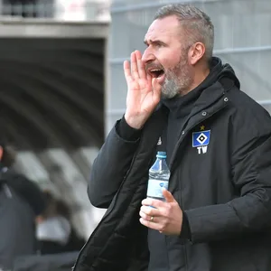 HSV-Trainer Tim Walter fand in der Halbzeitpause nicht nur die richtigen Worte.