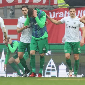 Mehrere Spieler von Preußen Münster hielten sich nach dem Böllerangriff die Ohren vor Schmerz.