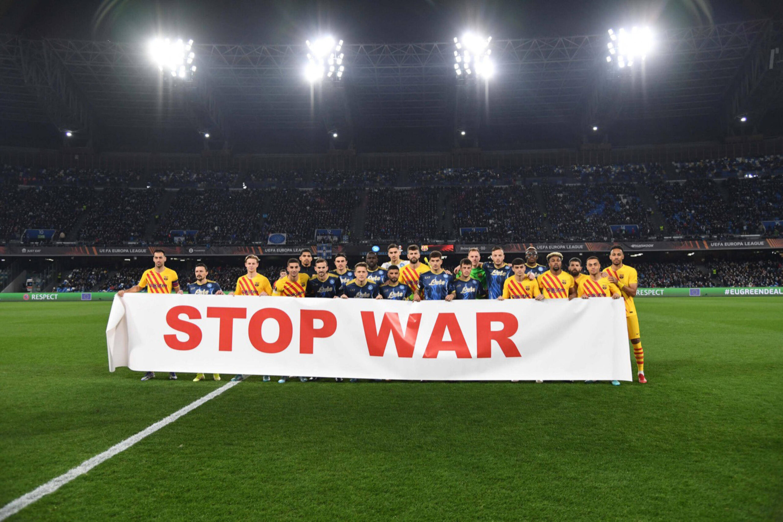 Solidaritäts-Banner beim Europa-League-Spiel Neapel gegen Barcelona