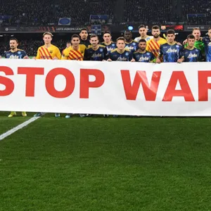 Solidaritäts-Banner beim Europa-League-Spiel Neapel gegen Barcelona