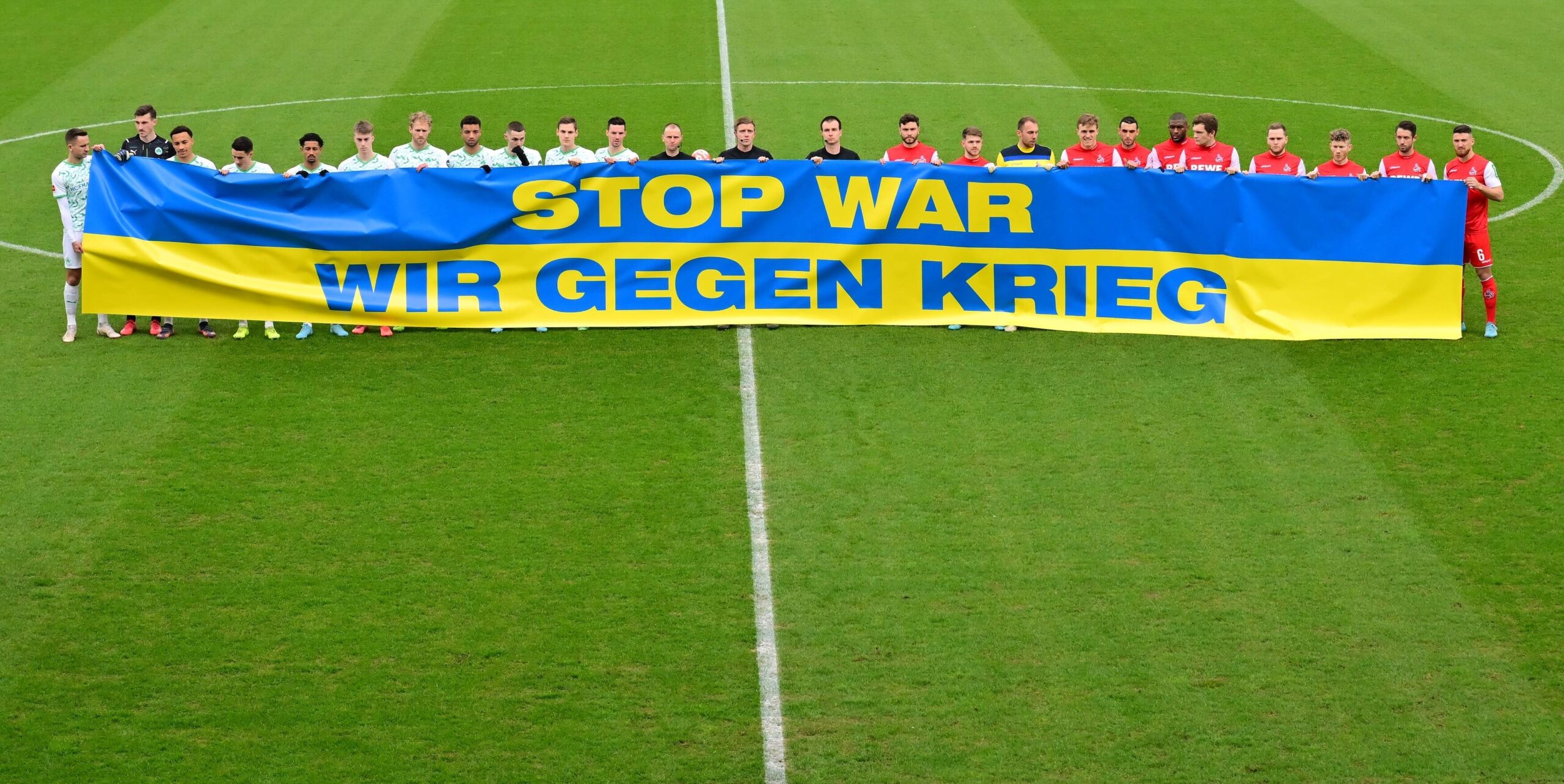 Protest gegen den Krieg in der Ukraine vor dem Bundesliga-Spiel zwischen Fürth und Köln