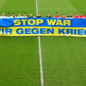 Protest gegen den Krieg in der Ukraine vor dem Bundesliga-Spiel zwischen Fürth und Köln