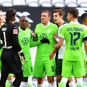Wolfsburgs Max Kruse (M.) hatte in Gladbach Grund zur Beschwerde.