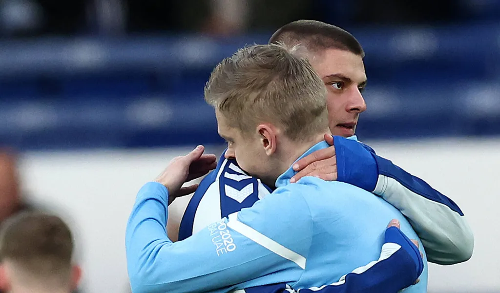 Evertons Vitalli Mykolenko (l.) und Manchesters Oleksandr Zinchenko