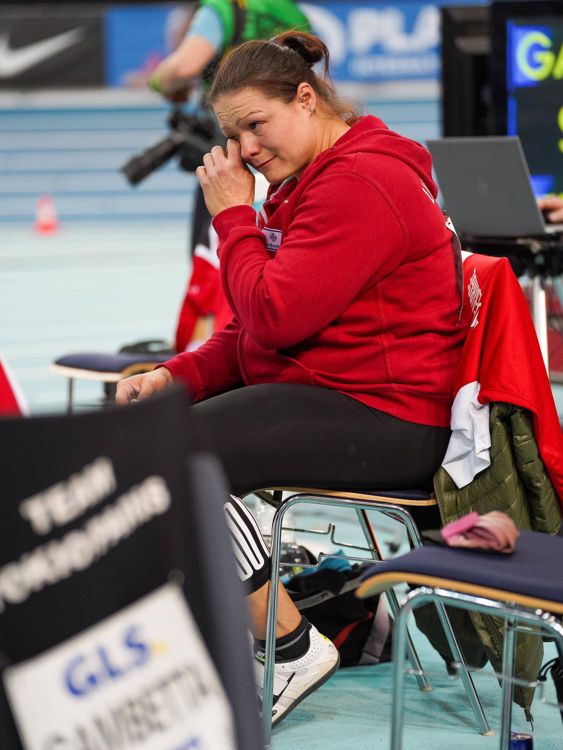 Christina Schwanitz verdrückt nach ihrem letzten Wettkampf eine Träne.