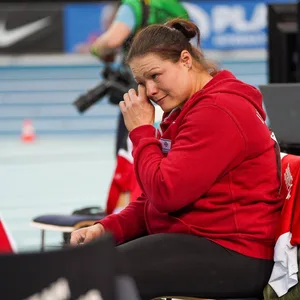 Christina Schwanitz verdrückt nach ihrem letzten Wettkampf eine Träne.
