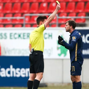 Schiedsrichter Patrick Hanslbauer verwarnt Richard Neudecker