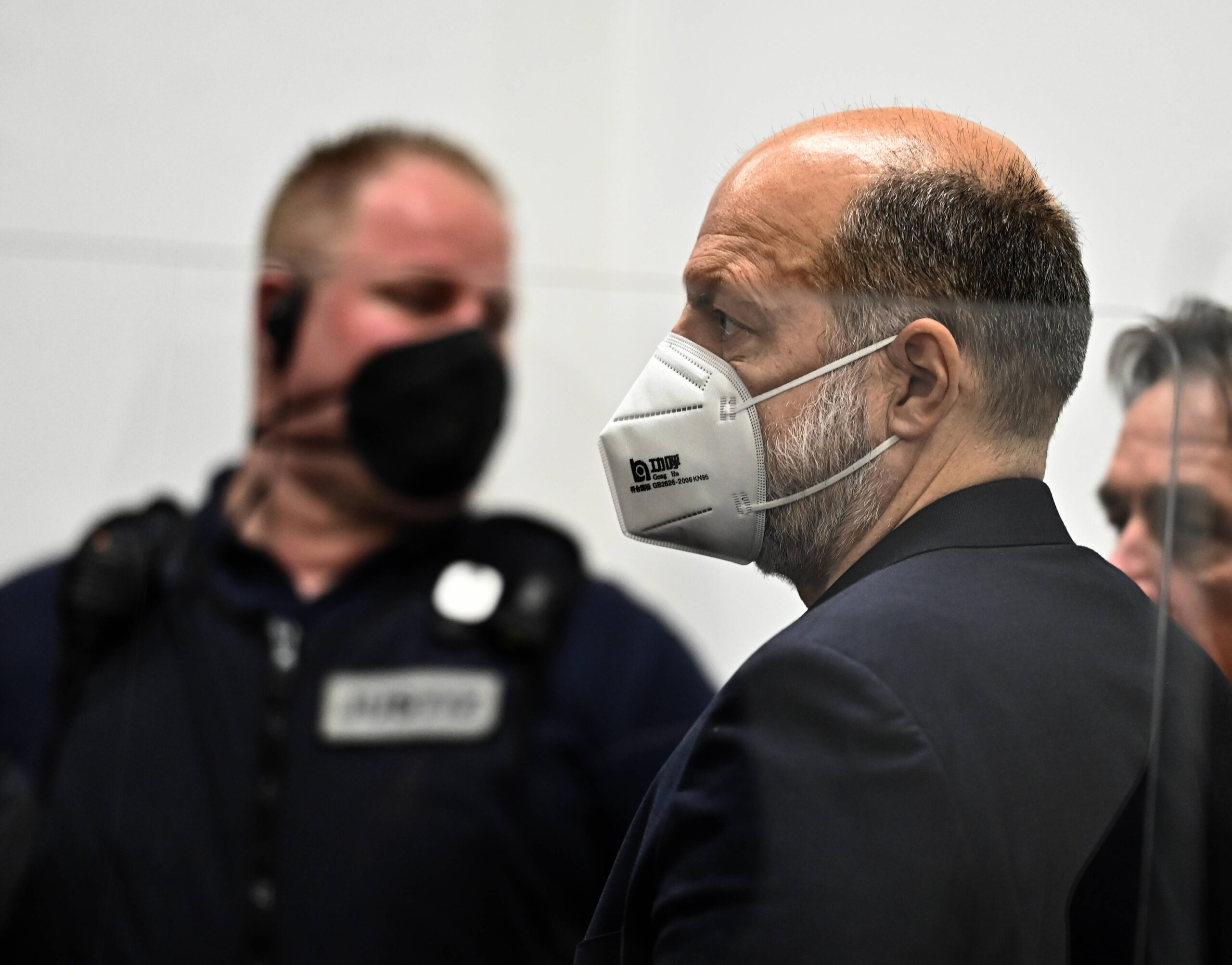 Der Angeklagte Thomas Drach steht beim Auftakt seines Prozesses vor dem Landgericht im Verhandlungssaal.