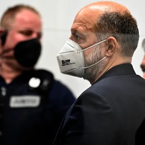 Der Angeklagte Thomas Drach steht beim Auftakt seines Prozesses vor dem Landgericht im Verhandlungssaal.