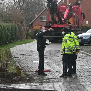 Polizisten am Unfallort in Hamburg-Wilstorf.