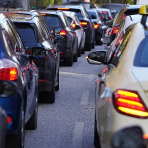 Autos stehen auf einer Umleitungsstrecke in Hamburg im Stau.