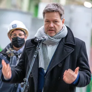 Robert Habeck hält eine Rede in Mecklenburg-Vorpommern.