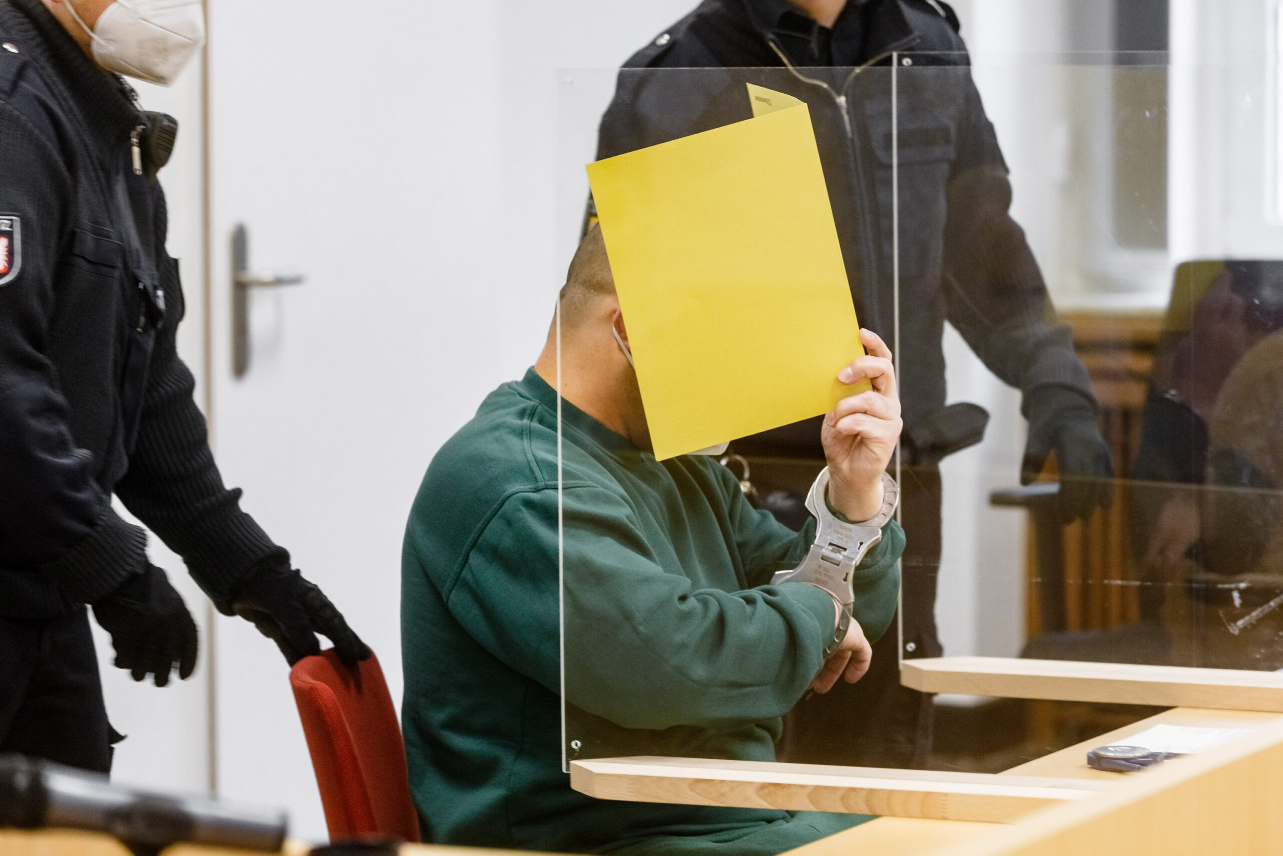 Prozessauftakt in Lübeck: Dem Angeklagten wird vorgeworfen, seine 23 Jahre alte Ehefrau in einer Ahrensburger Flüchtlingsunterkunft getötet zu haben.