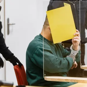 Prozessauftakt in Lübeck: Dem Angeklagten wird vorgeworfen, seine 23 Jahre alte Ehefrau in einer Ahrensburger Flüchtlingsunterkunft getötet zu haben.