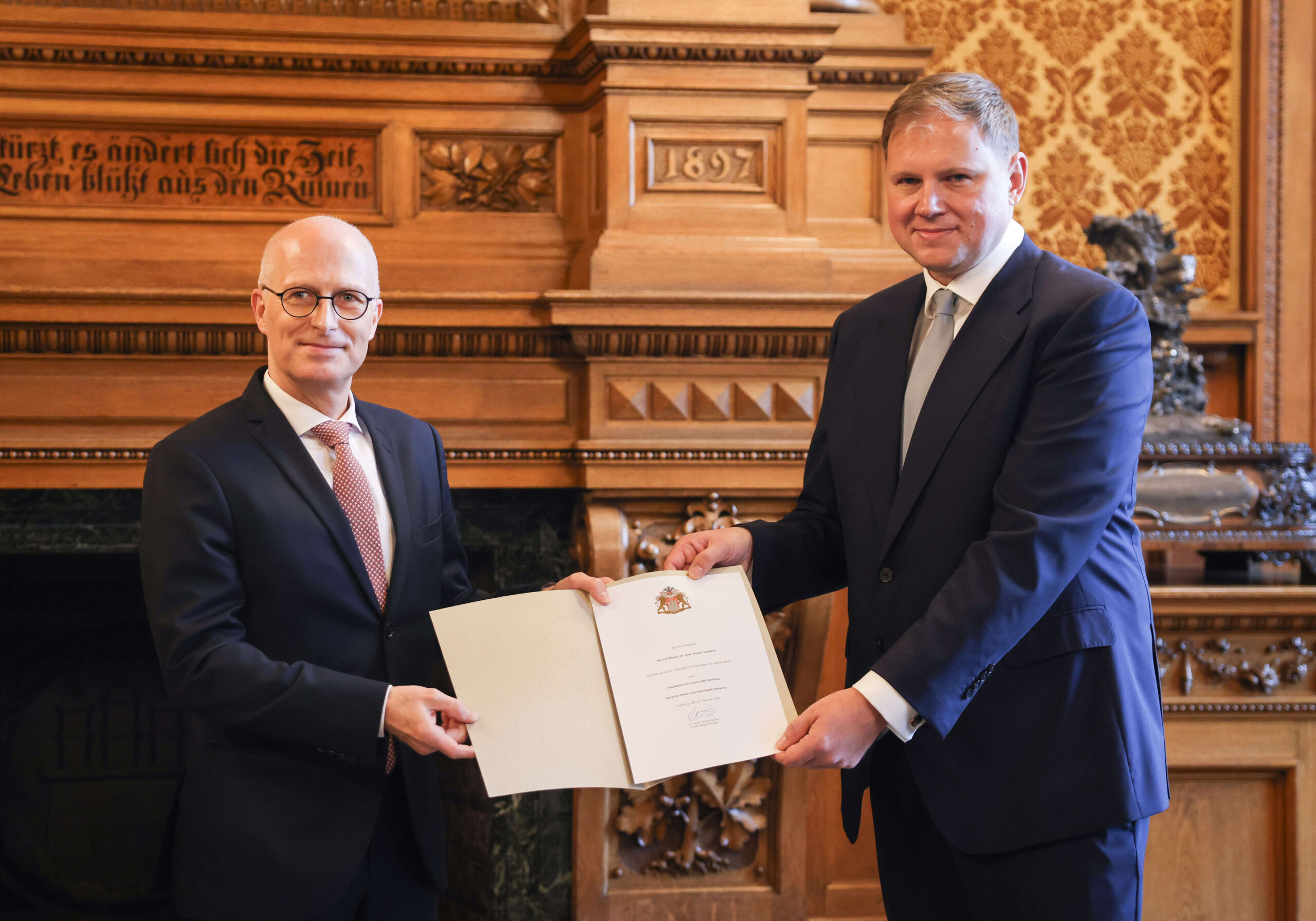 Hauke Heekeren (r.), neuer Präsident der Universität Hamburg, erhält von Peter Tschentscher (SPD) seine Ernennungsurkunde.