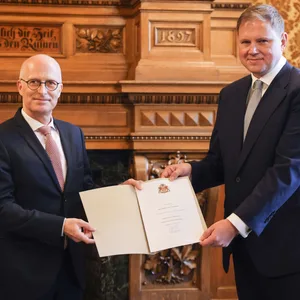 Hauke Heekeren (r.), neuer Präsident der Universität Hamburg, erhält von Peter Tschentscher (SPD) seine Ernennungsurkunde.