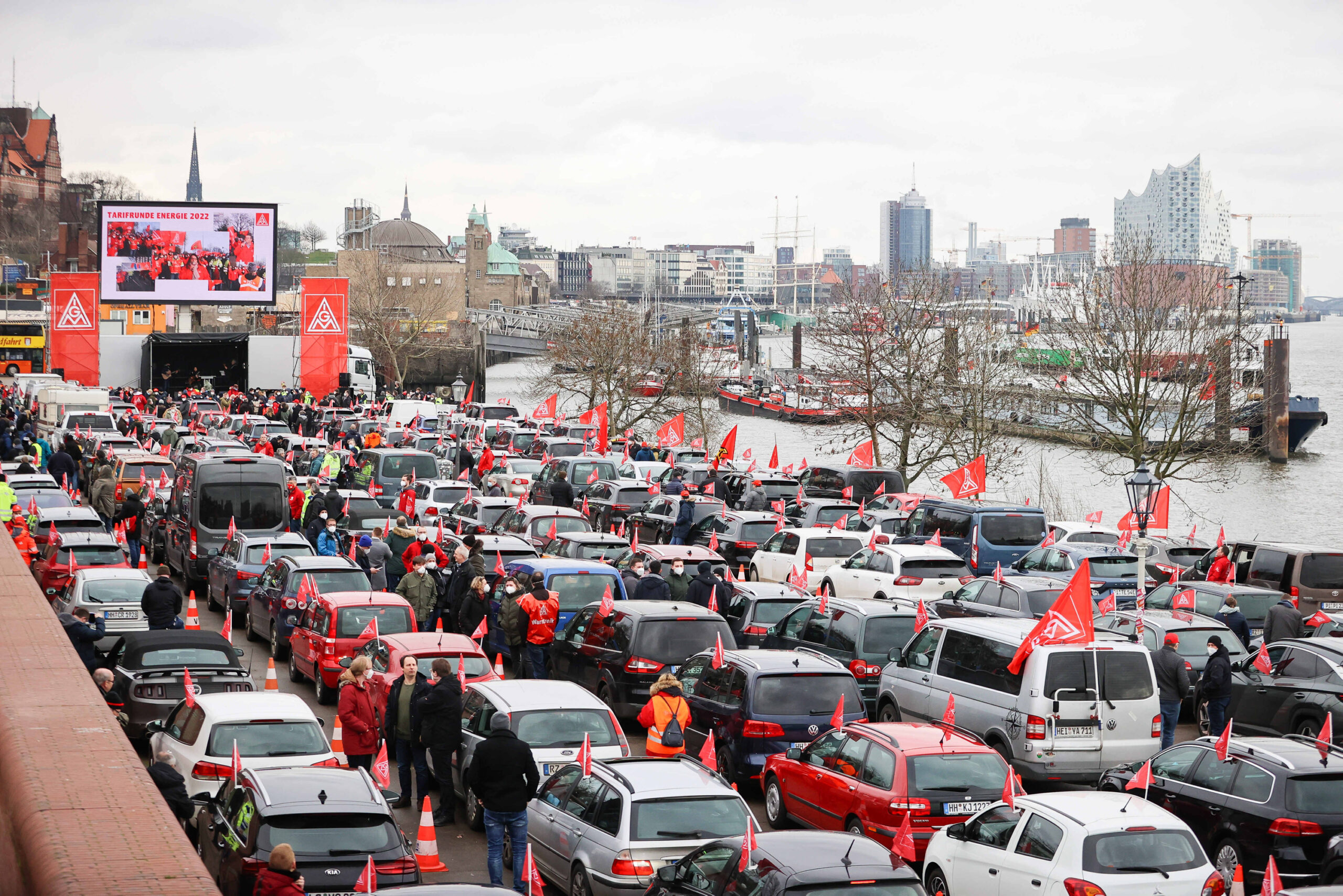 Hunderte Mitglieder der IG Metall Hamburg fuhren in einem Autokorso zur Abschlusskundgebung auf dem Fischmarkt.