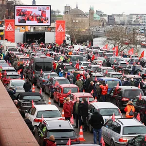 Hunderte Mitglieder der IG Metall Hamburg fuhren in einem Autokorso zur Abschlusskundgebung auf dem Fischmarkt.