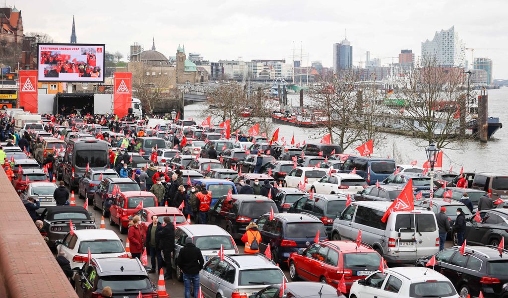 Hunderte Mitglieder der IG Metall Hamburg fuhren in einem Autokorso zur Abschlusskundgebung auf dem Fischmarkt.