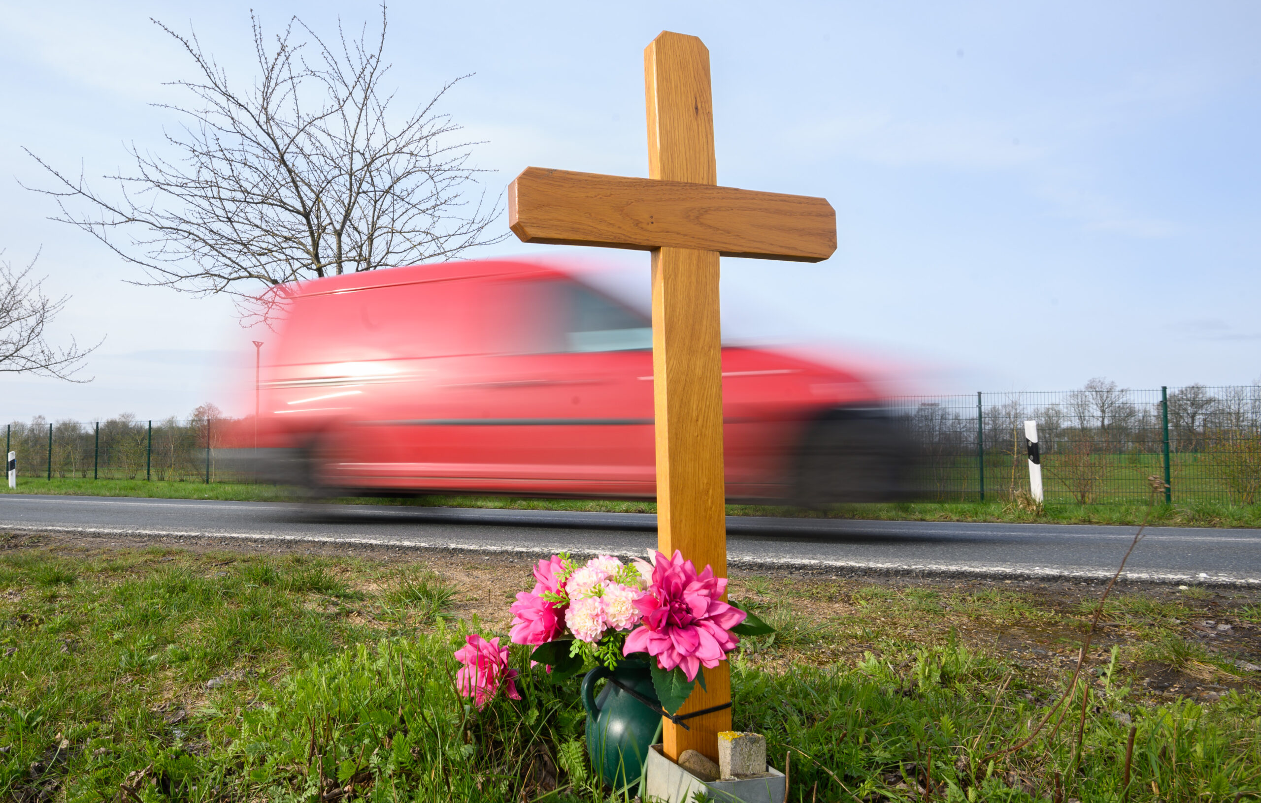 Ein Kreuz am Straßenrand erinnert an einen Unfalltoten.