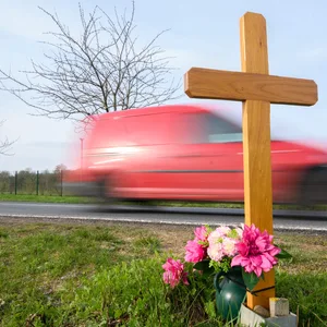 Ein Kreuz am Straßenrand erinnert an einen Unfalltoten.