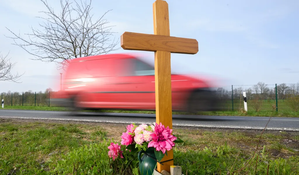 Ein Kreuz am Straßenrand erinnert an einen Unfalltoten.