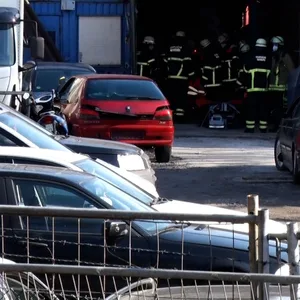 Polizei- und Feuerwehrkräfte am Einsatzort in Hamburg-Wilhelmsburg.