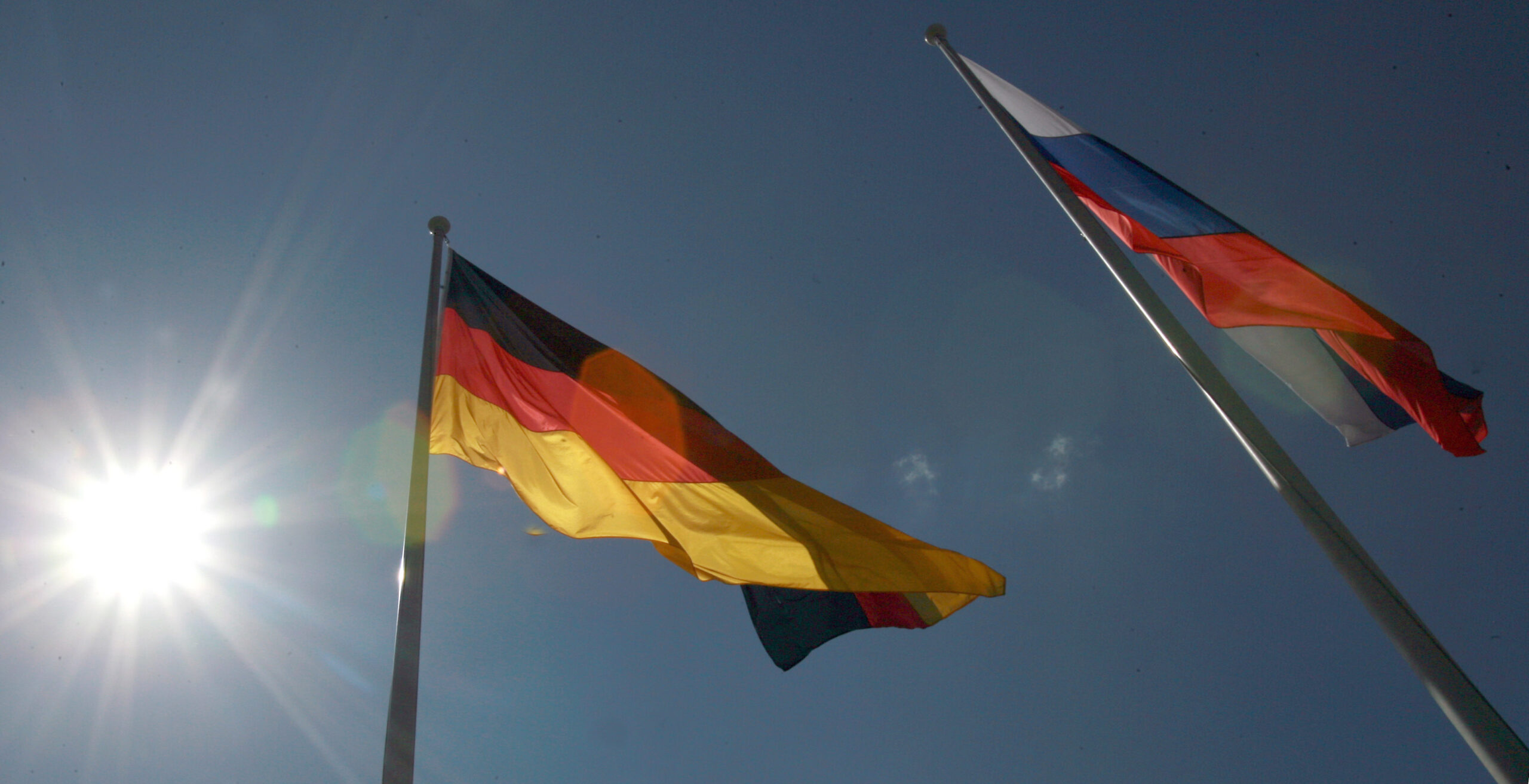 Eine deutsche und eine russische Flagge (Symbolbild)