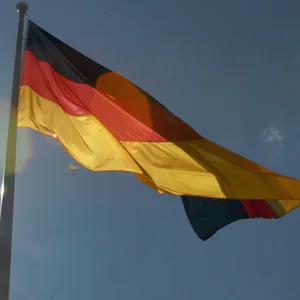 Eine deutsche und eine russische Flagge (Symbolbild)