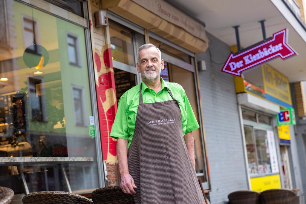 Thomas Angele steht vor seiner Bäckerei