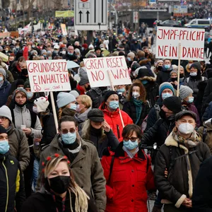 Corona-Leugner demonstrieren in Hamburg. Darunter auch der Verein UMEHR.