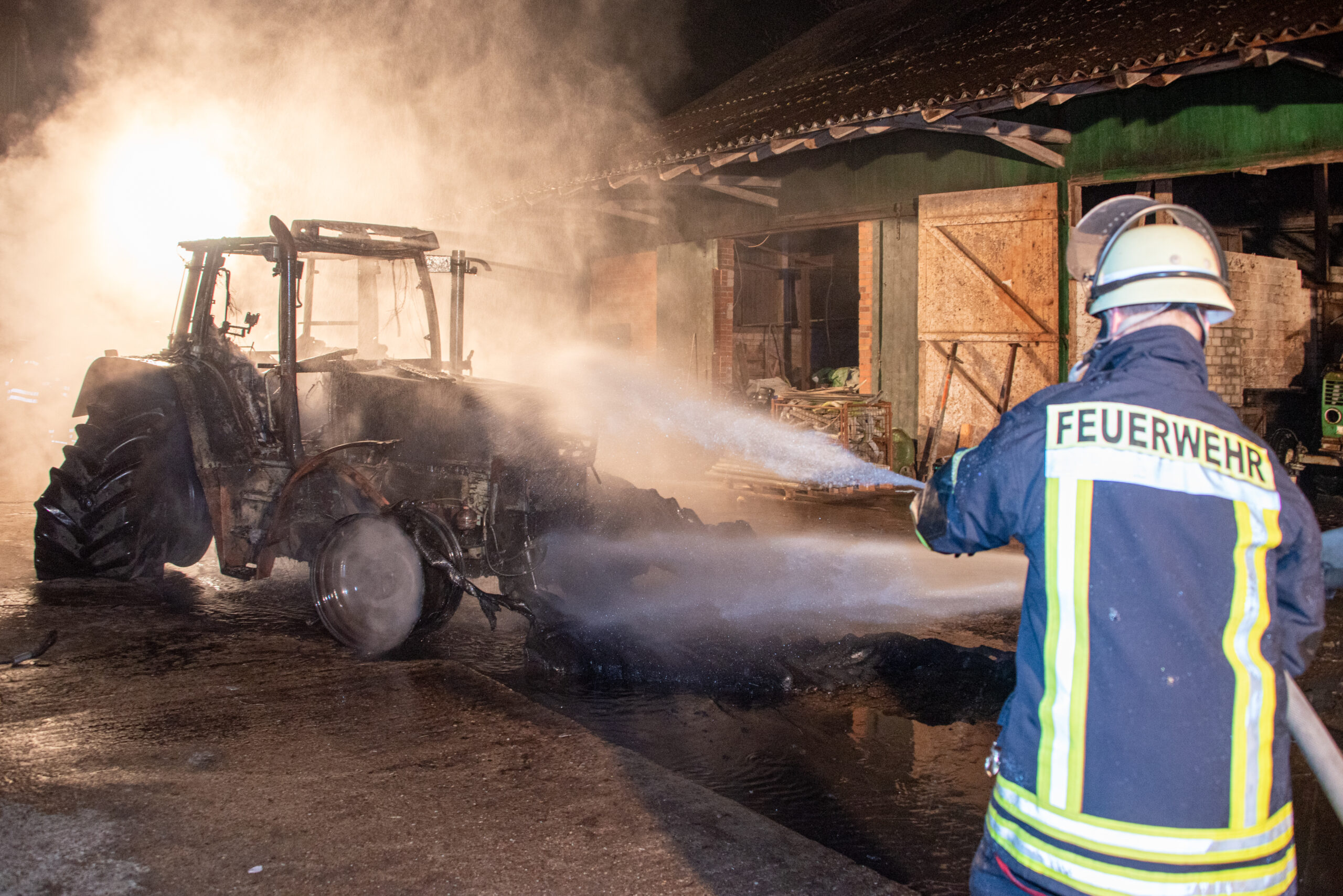 Am Dienstagabend brannte eine landwirtschaftliche Maschinenhalle in Niedersachsen.