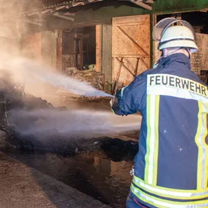 Am Dienstagabend brannte eine landwirtschaftliche Maschinenhalle in Niedersachsen.