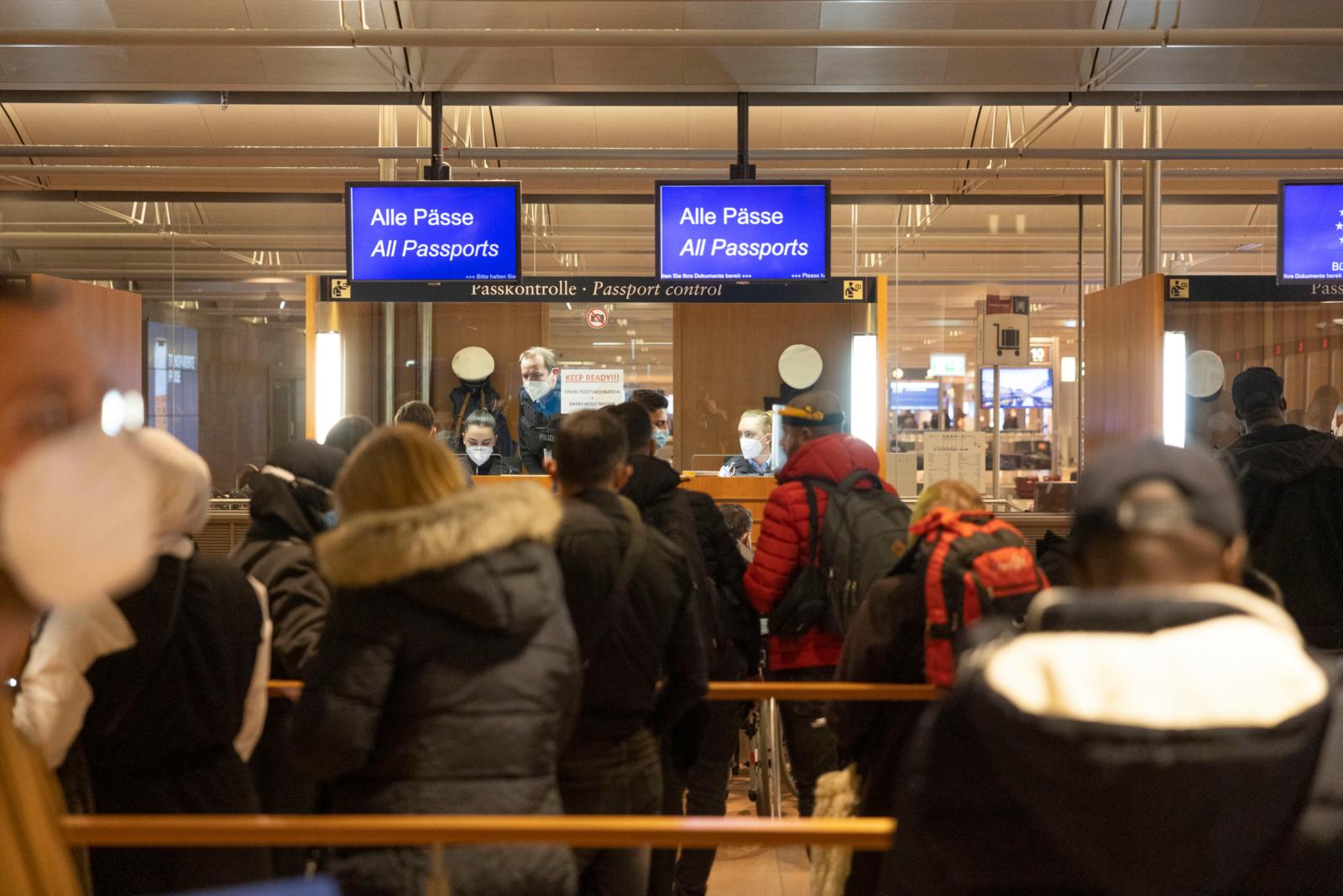 Viel zu tun bei der Passkontrolle am Hamburger Flughafen