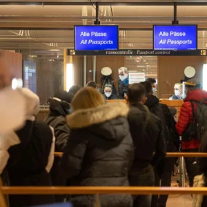 Viel zu tun bei der Passkontrolle am Hamburger Flughafen