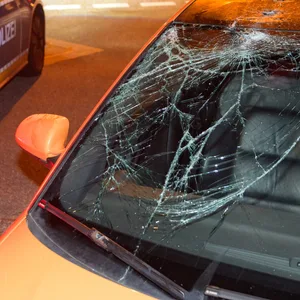 Der Radler stürzte von der Windschutzscheibe auf den Asphalt.