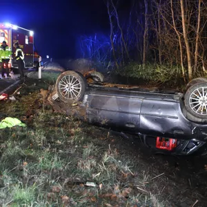 Das Auto blieb auf dem Dach liegen.