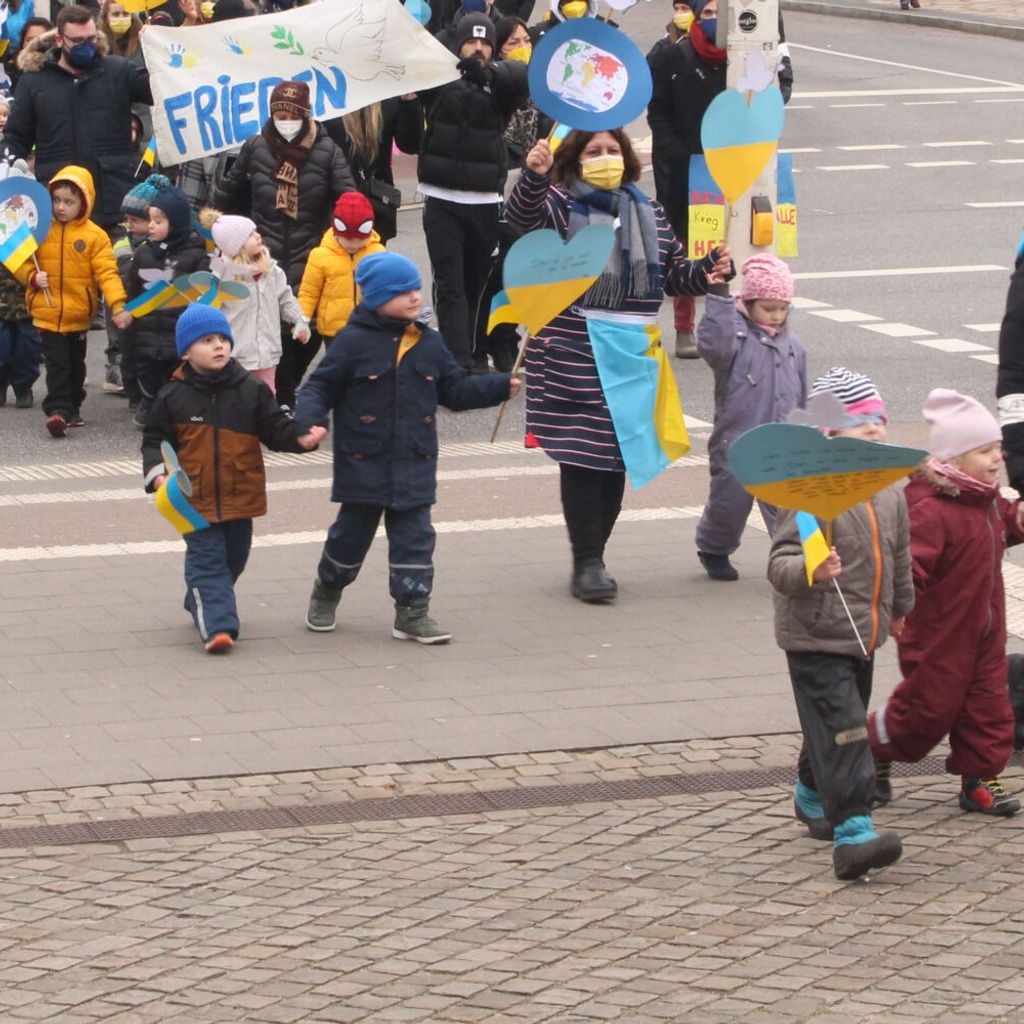 Kinder demonstrieren gegen Krieg