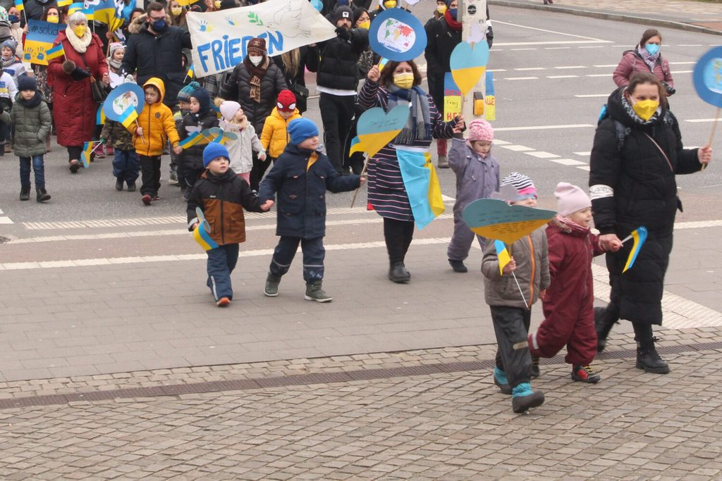 Kinder demonstrieren gegen Krieg