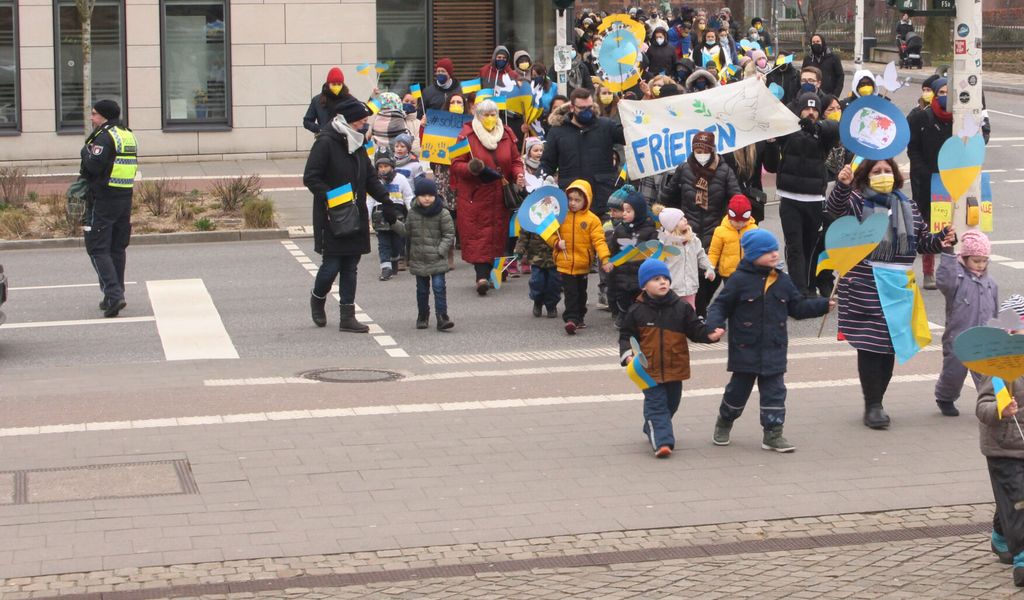 Kinder demonstrieren gegen Krieg