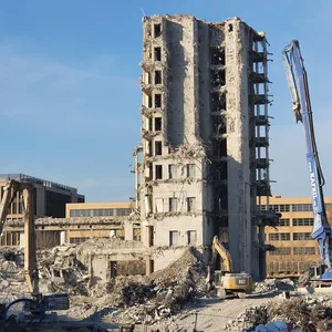 Vom Hermes-Hochhaus an der Friedensallee ist kaum noch etwas übrig.