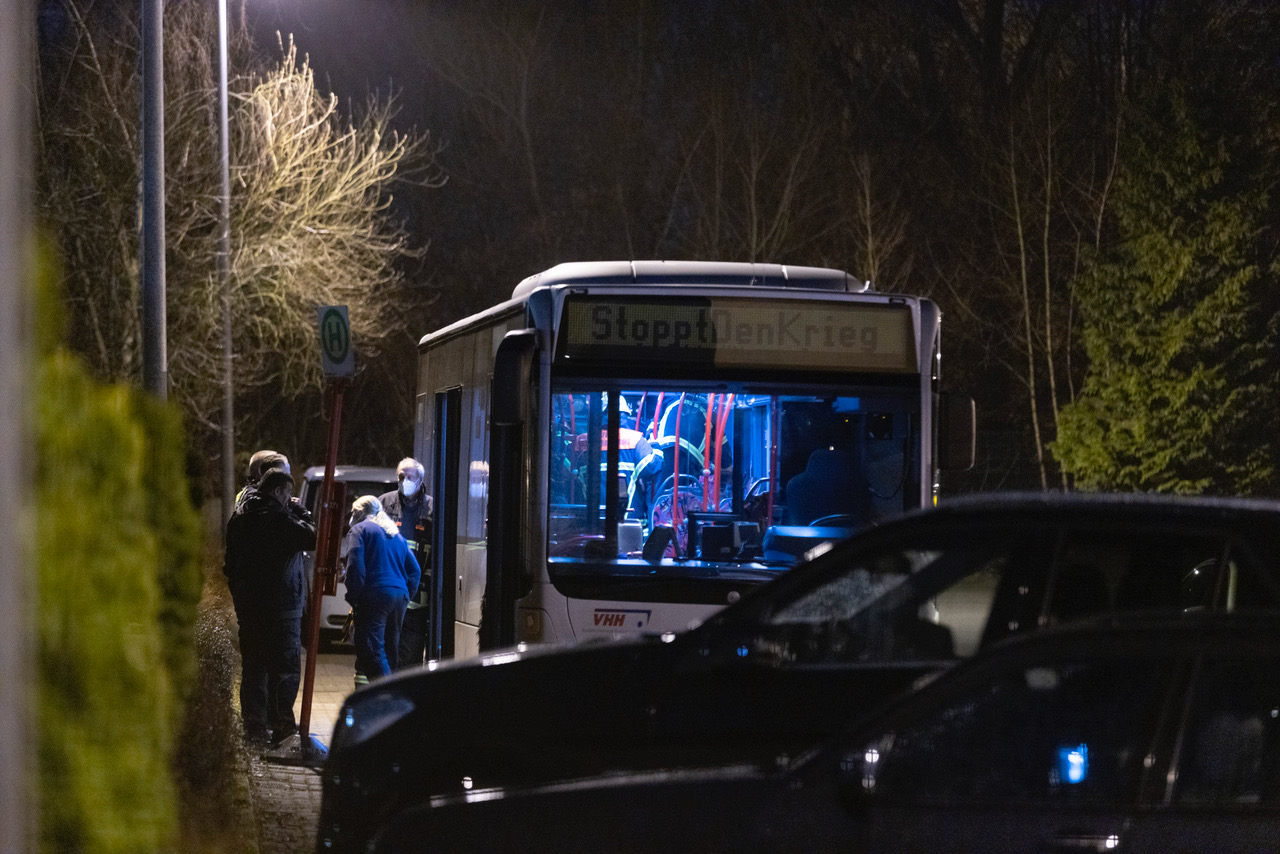 Einsatzkräfte durchsuchen einen Bus, in dem eine ätzende Flüssigkeit auf einen Sitz gegossen wurde.