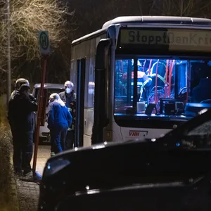 Einsatzkräfte durchsuchen einen Bus, in dem eine ätzende Flüssigkeit auf einen Sitz gegossen wurde.
